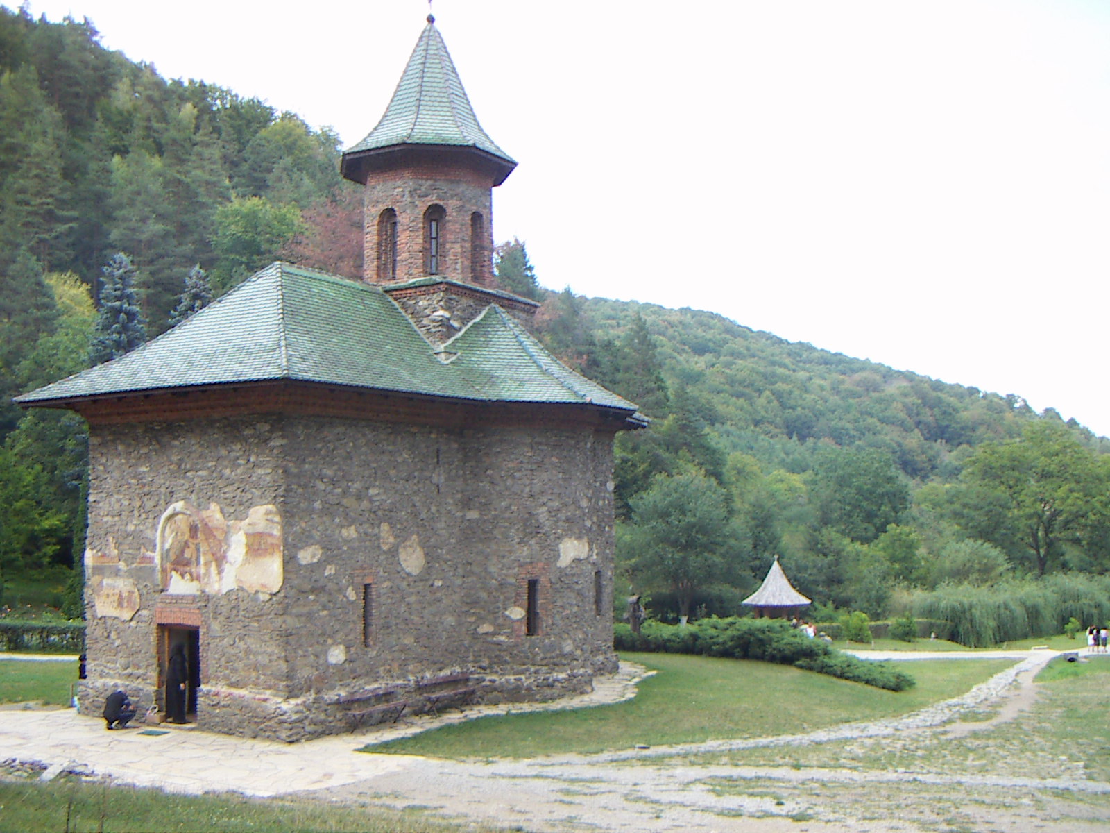 Mănăstirea Prislop: unde natura se întâlnește cu pelerinajul